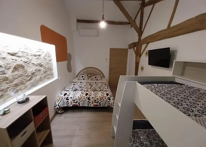 24 Personnes Hébergement de vacances *